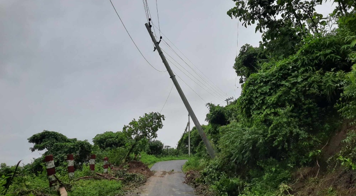 বান্দরবানে বাস বন্ধ, নেই বিদ্যুৎ